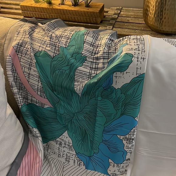 Beautiful Large silk scarf - Picture 2 of 4